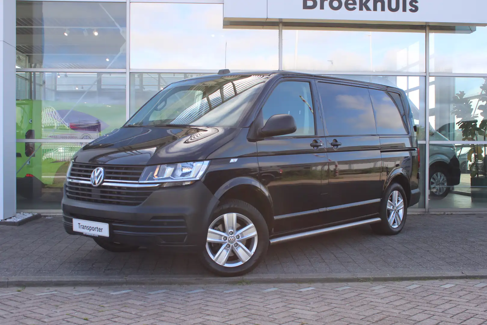 Volkswagen Transporter Comfortline | 2.0 TDI | L1 | 150 pk | Automaat | C Zwart - 1
