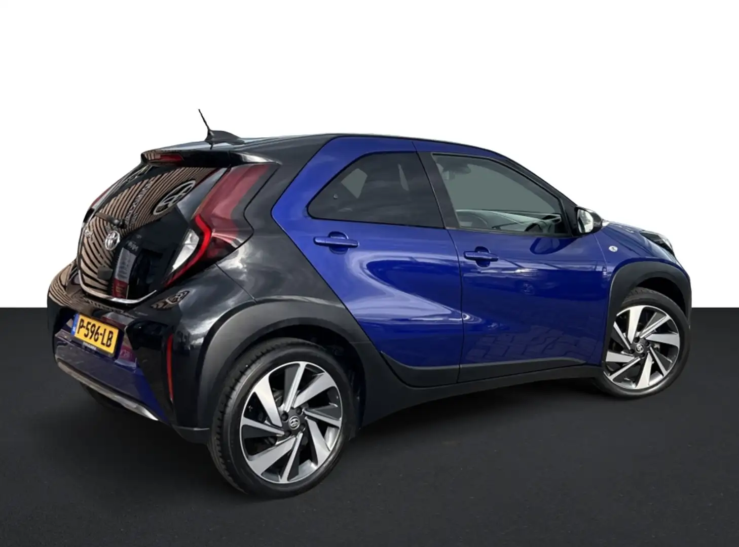 Toyota Aygo X 1.0 VVT-i MT Envy Blauw - 2