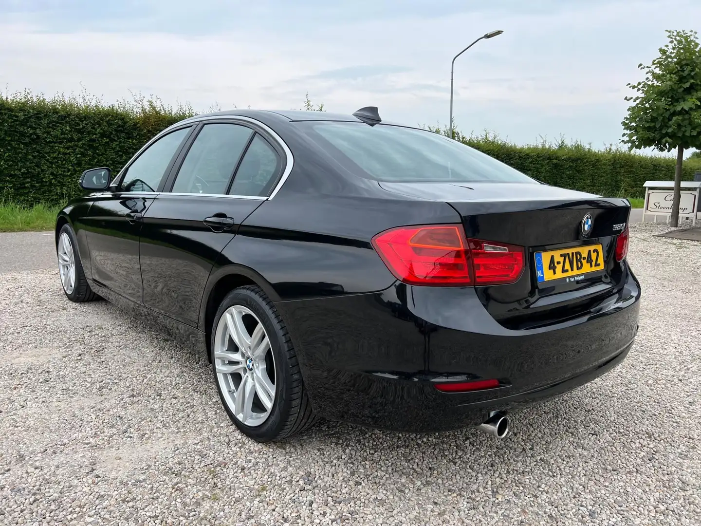 BMW 320 3-serie 320i High Executive Org. NL | Navi | Leer Schwarz - 2