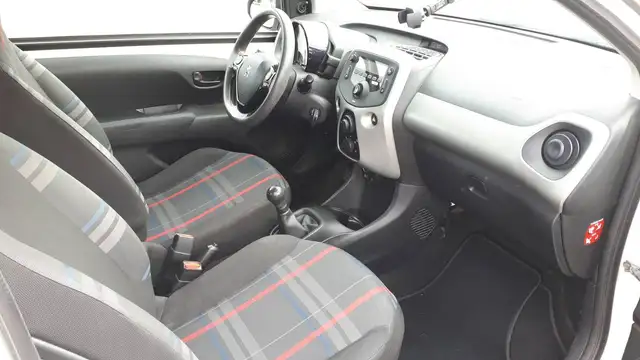 Peugeot 108 view 10