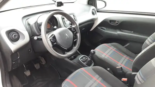 Peugeot 108 view 8