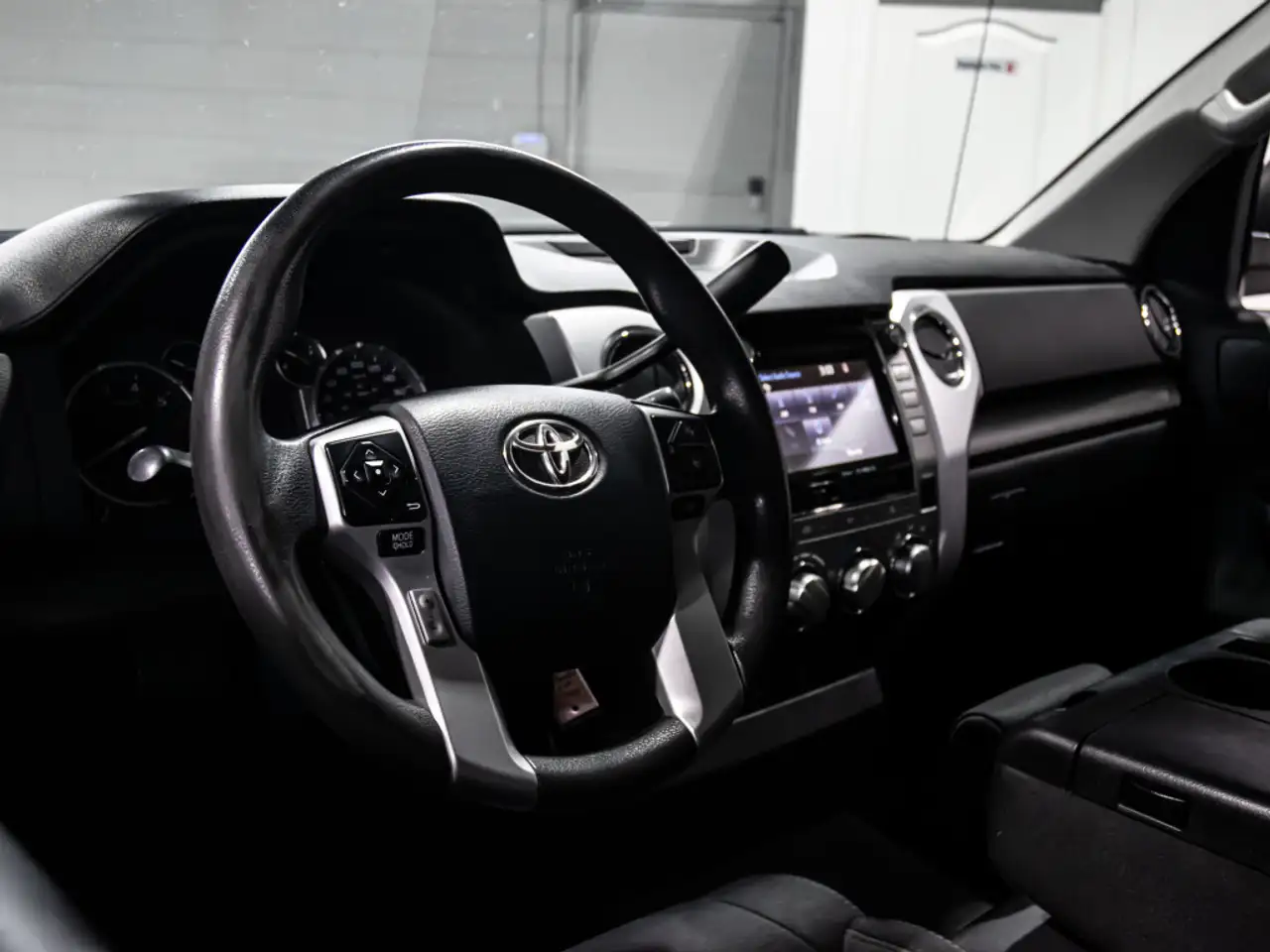 Toyota Tundra снимка Toyota Tundra