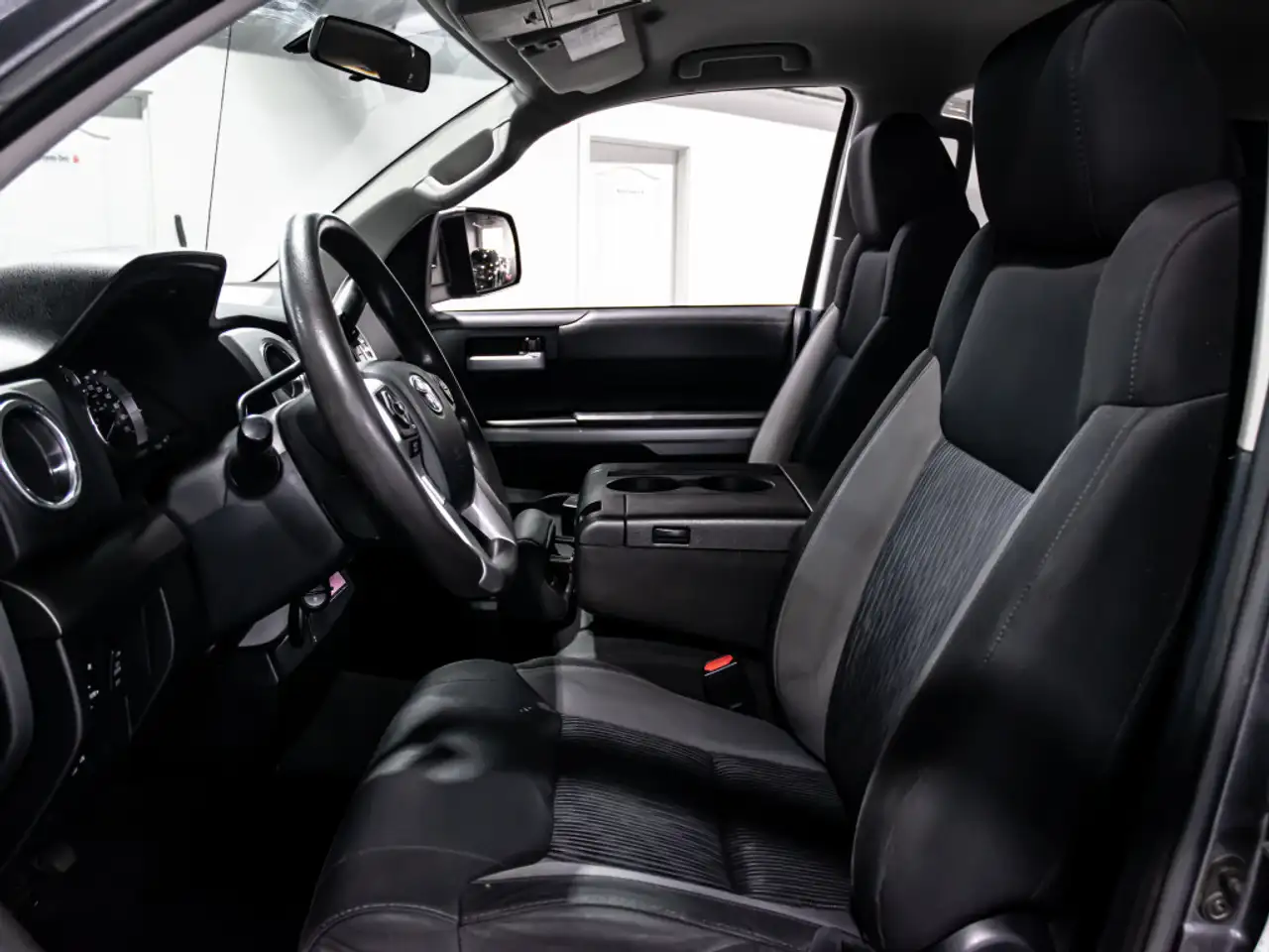 Toyota Tundra снимка Toyota Tundra