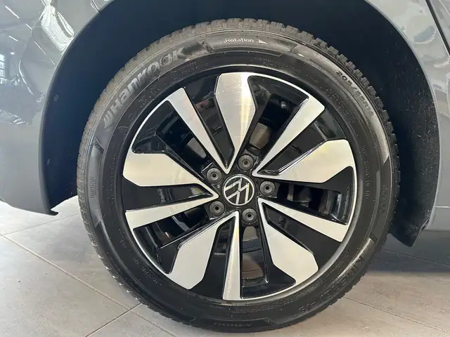 Volkswagen Golf view 3