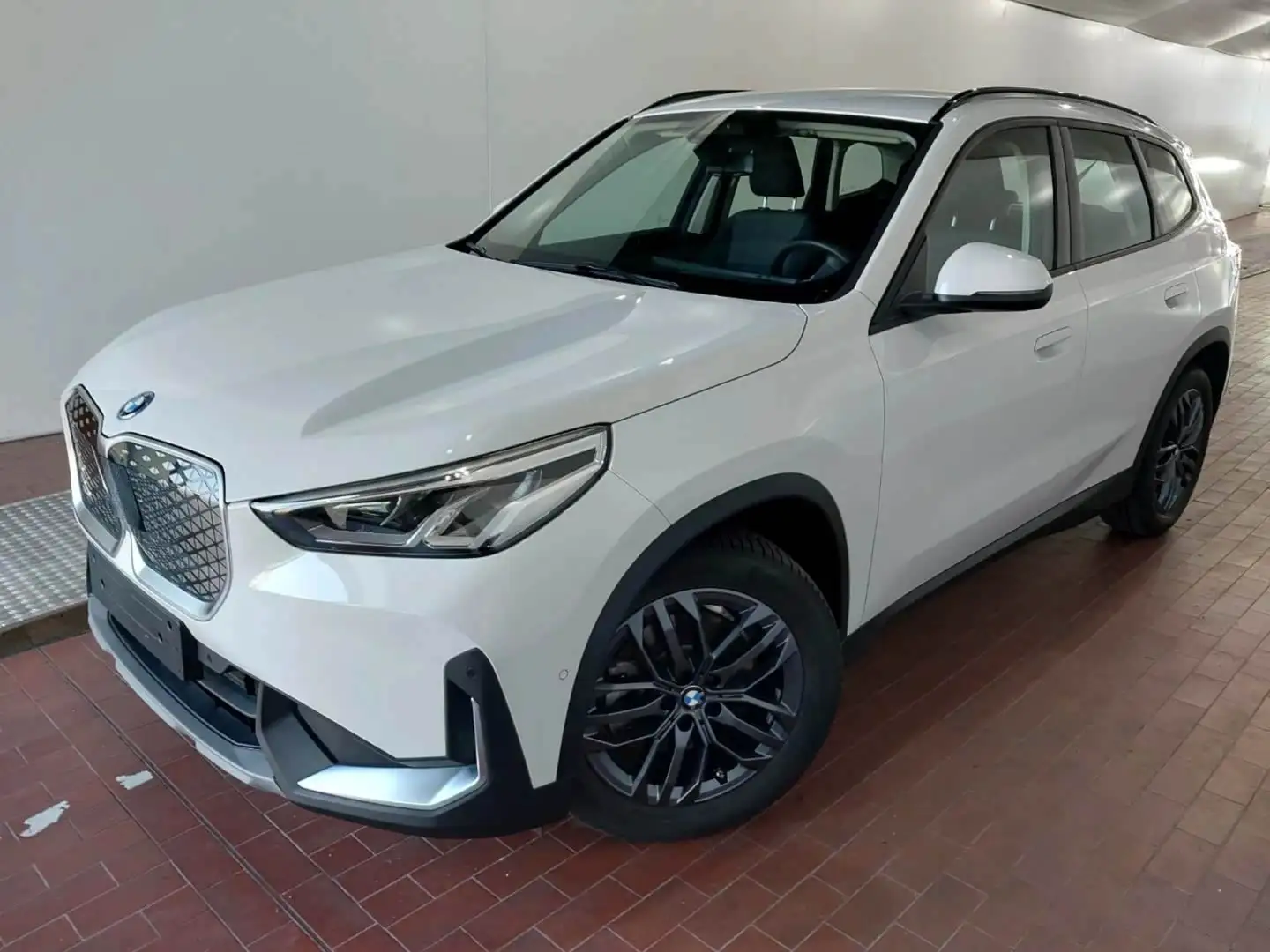 BMW iX1 xDrive 30 ACC Kam HarmanKardon DrivingPlus Weiß - 1