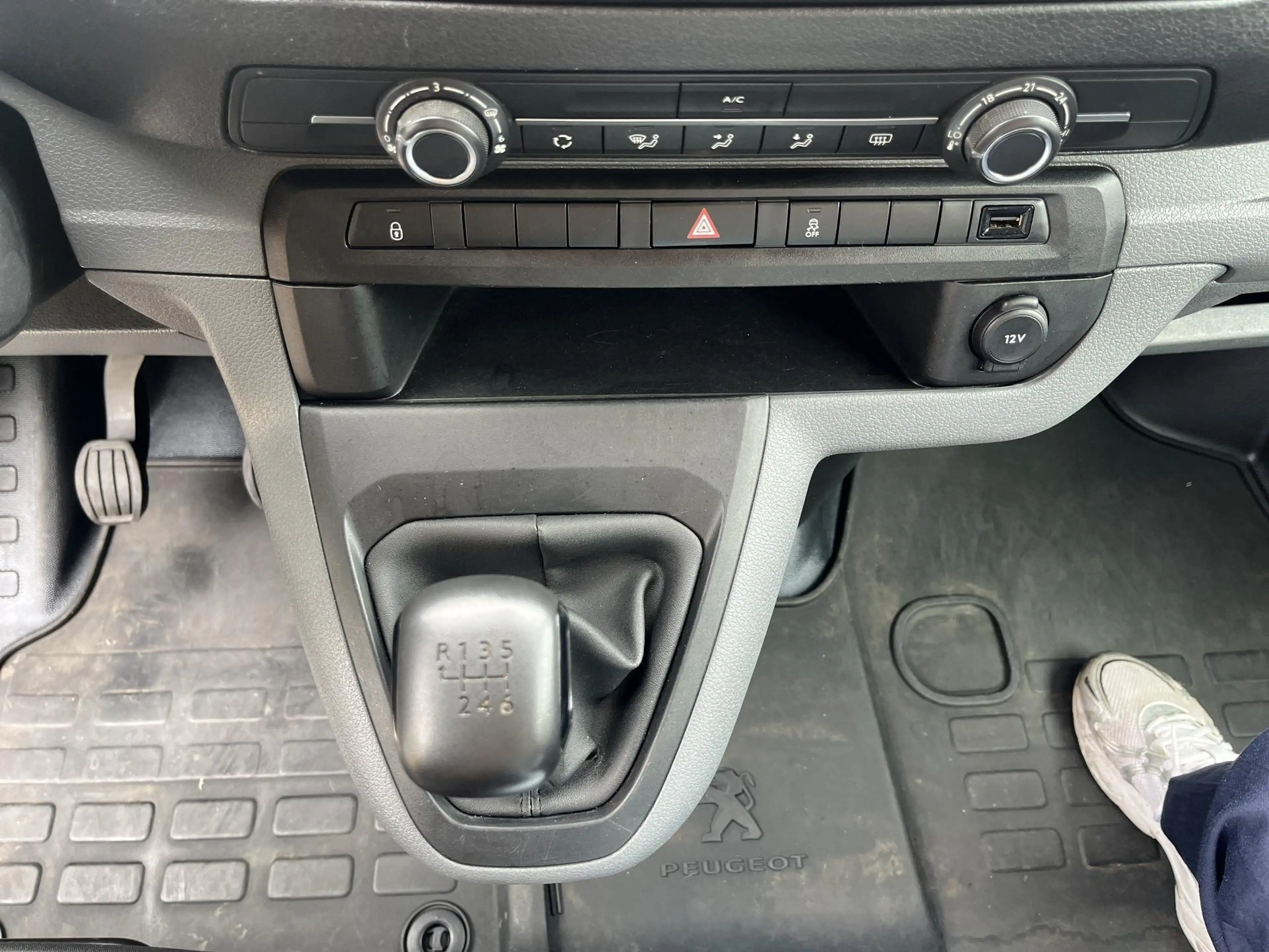 Peugeot Expert Long Premium L3 - 5 Zit - Trekhaak — photo 14