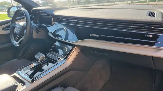 Audi Q8 view 12