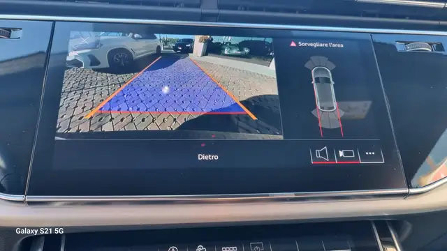 Audi Q8 view 10