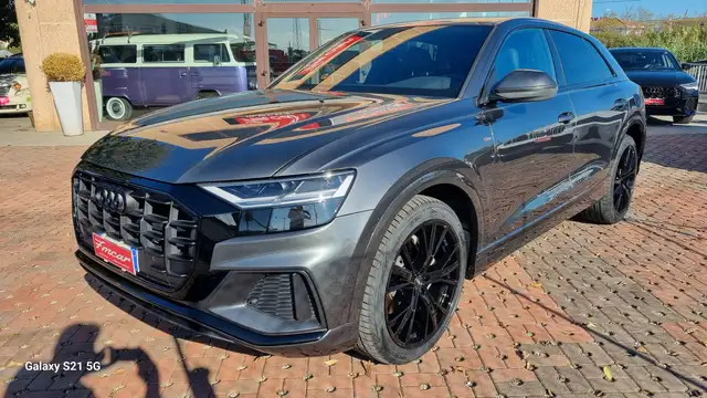 Audi Q8 view 9