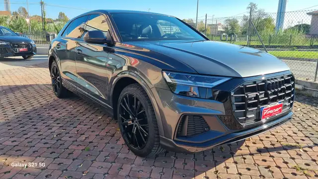Audi Q8 view 11