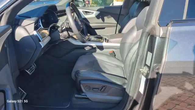 Audi Q8 view 4