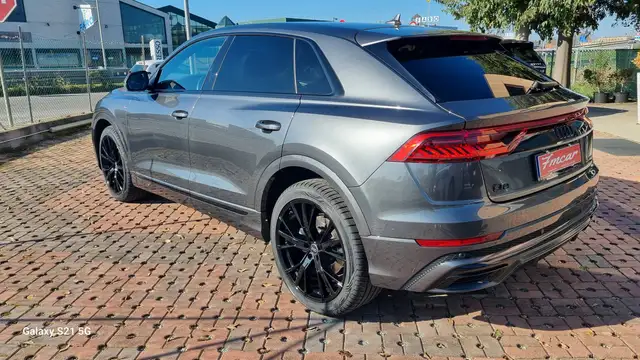 Audi Q8 view 7