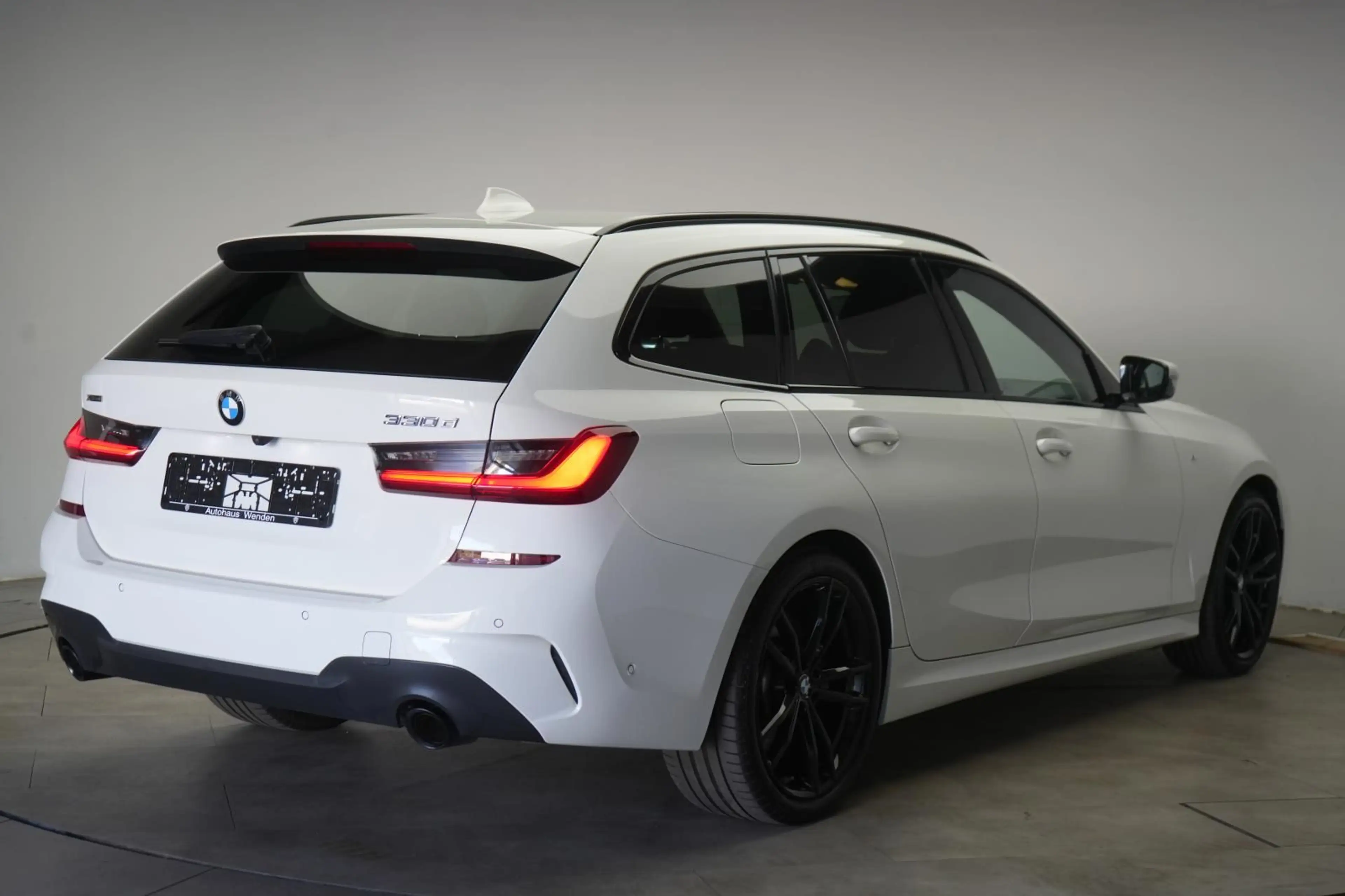 BMW 330 d Touring xDrive M Sport CarPlay/HUD/Temp/36 — photo 4
