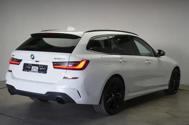 BMW 3 Series view 4