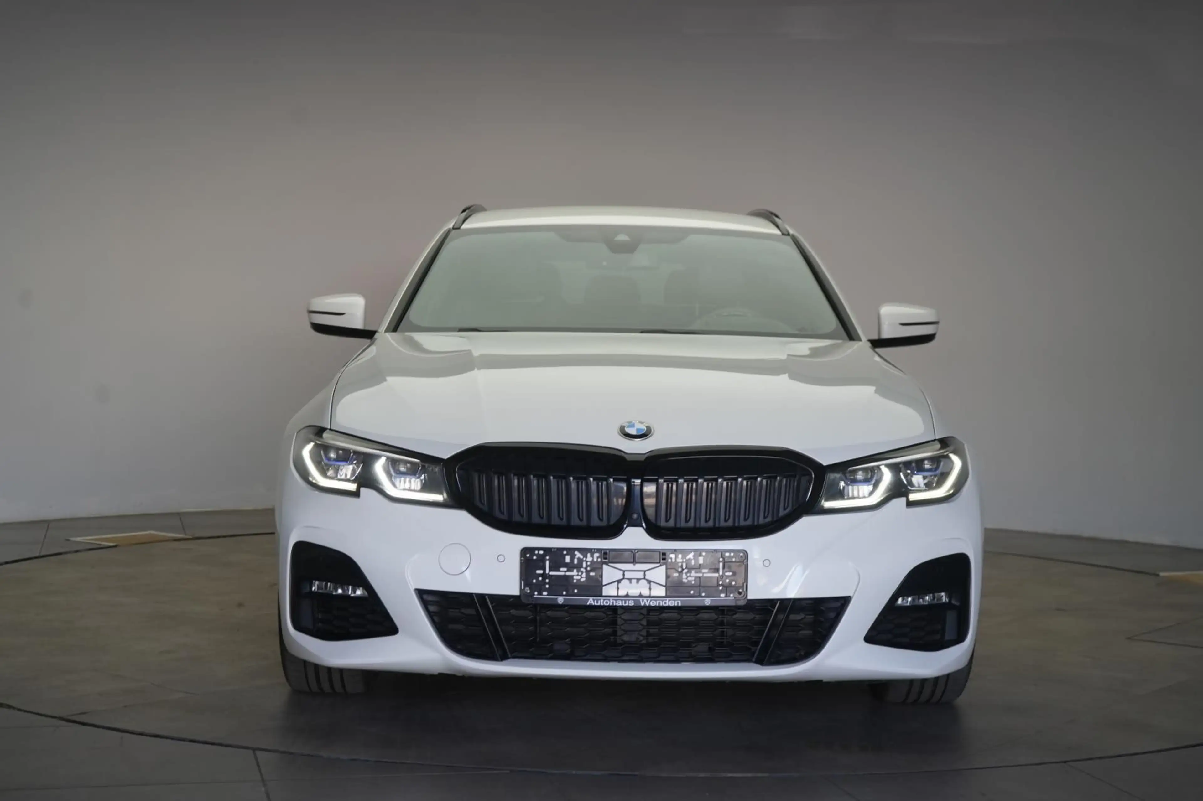 BMW 330 d Touring xDrive M Sport CarPlay/HUD/Temp/36 — photo 2