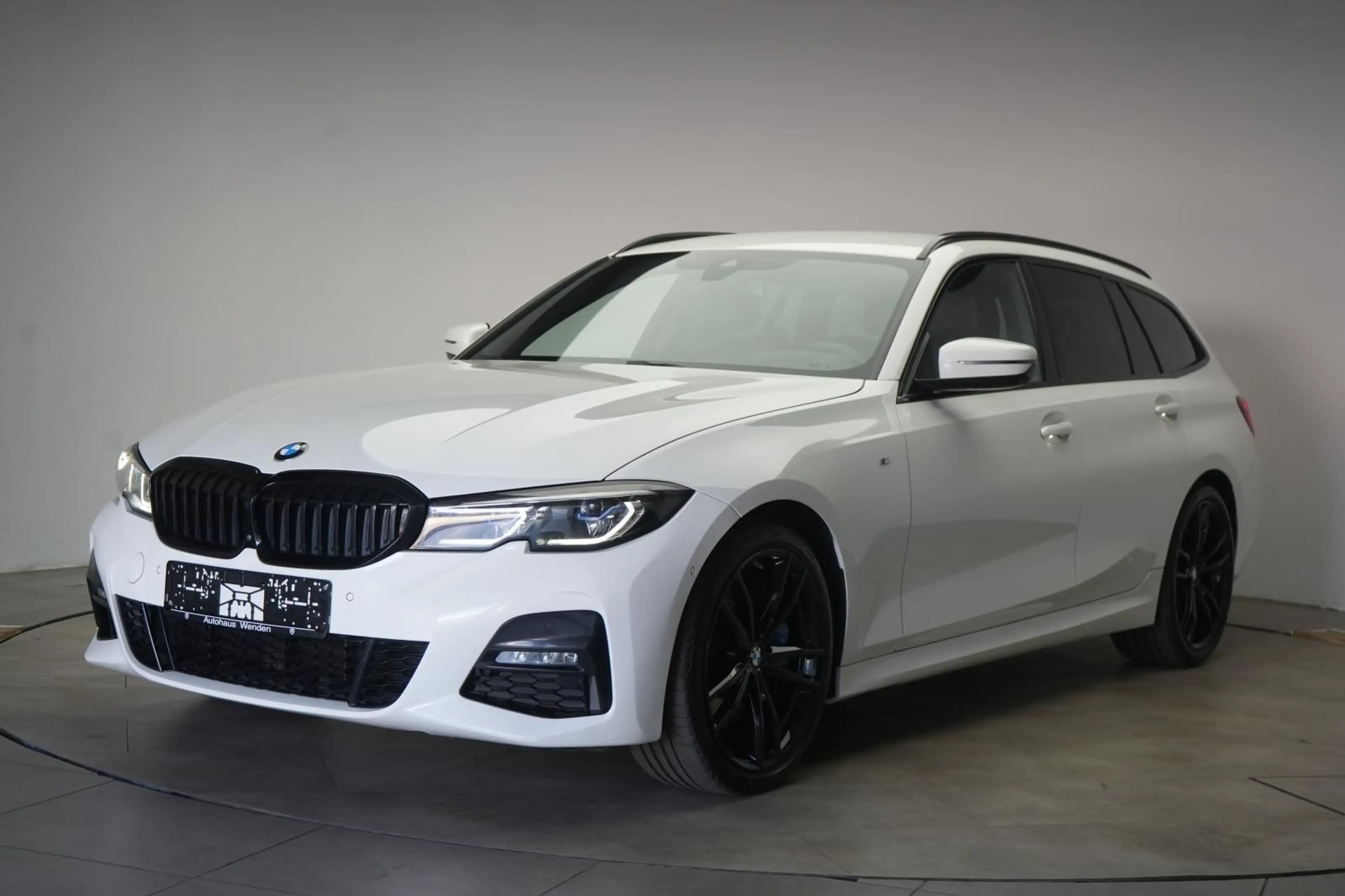 BMW 330 d Touring xDrive M Sport CarPlay/HUD/Temp/36 — photo 3
