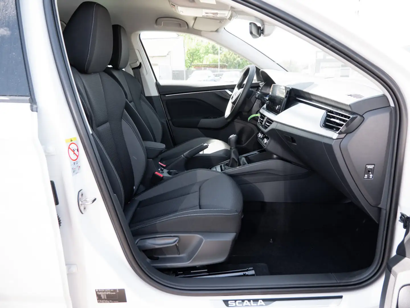 Skoda Scala 1.0 TSI Tour KLIMA PDC SITZHEIZUNG Weiß - 2