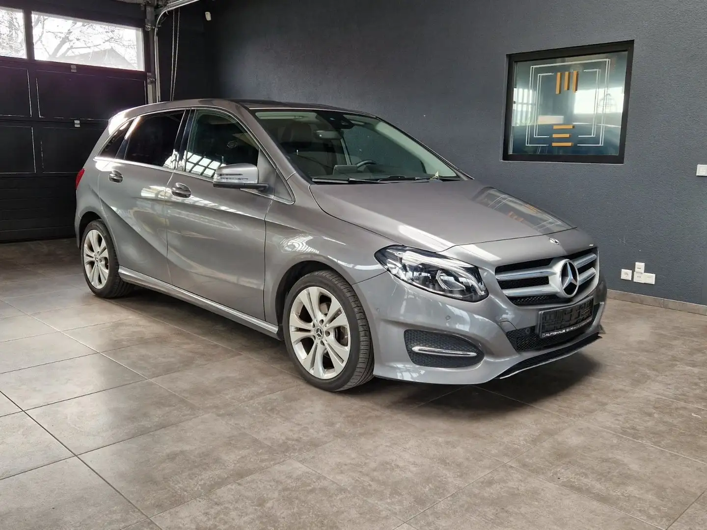 Mercedes-Benz B 200 *Kamera*Navi*MercedesMe*Urban* Grau - 1