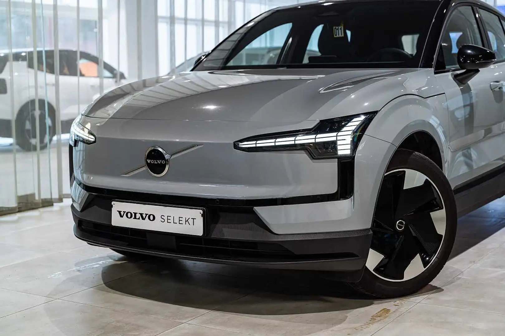 Volvo EX30 Plus, Single Motor Extended Range Grigio - 2