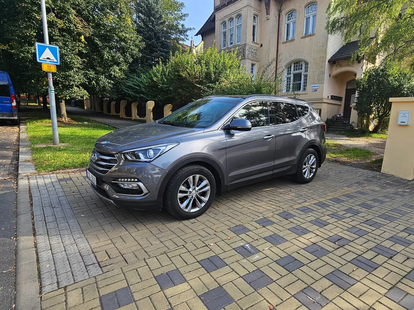 Hyundai Grand Santa Fe Grand Santa Fe blue 2.2 CRDI 4WD Automatik Premium Grau - 2