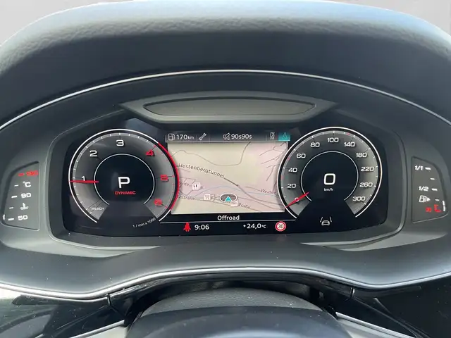 Audi Q8 view 10