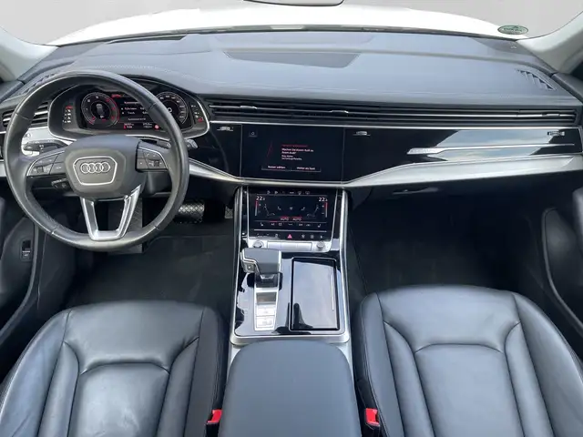 Audi Q8 view 5