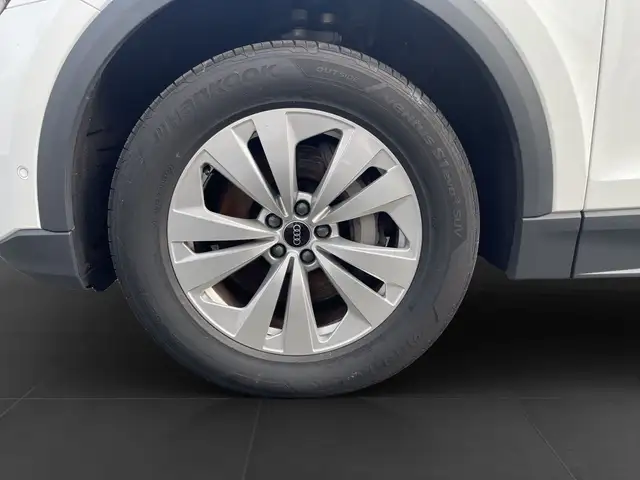 Audi Q8 view 7