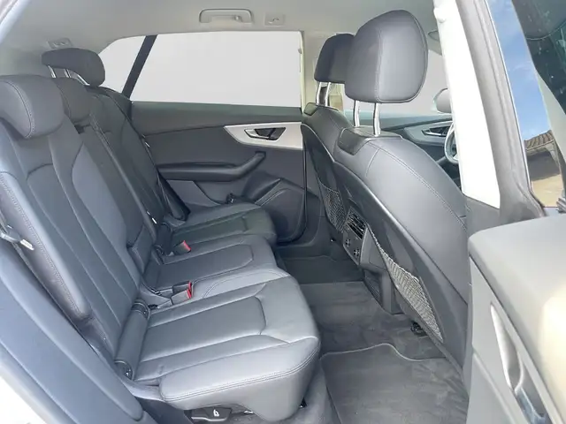 Audi Q8 view 6