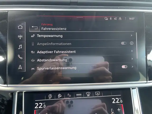 Audi Q8 view 14