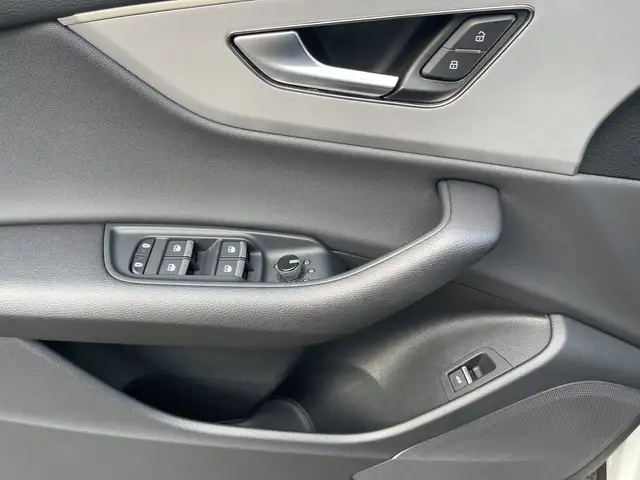 Audi Q8 view 8