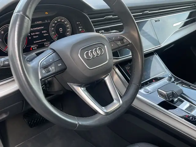 Audi Q8 view 9
