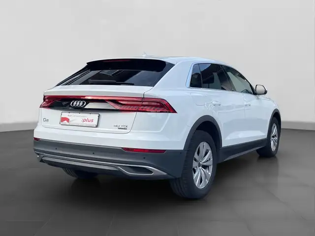 Audi Q8 view 3