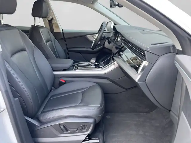 Audi Q8 view 4