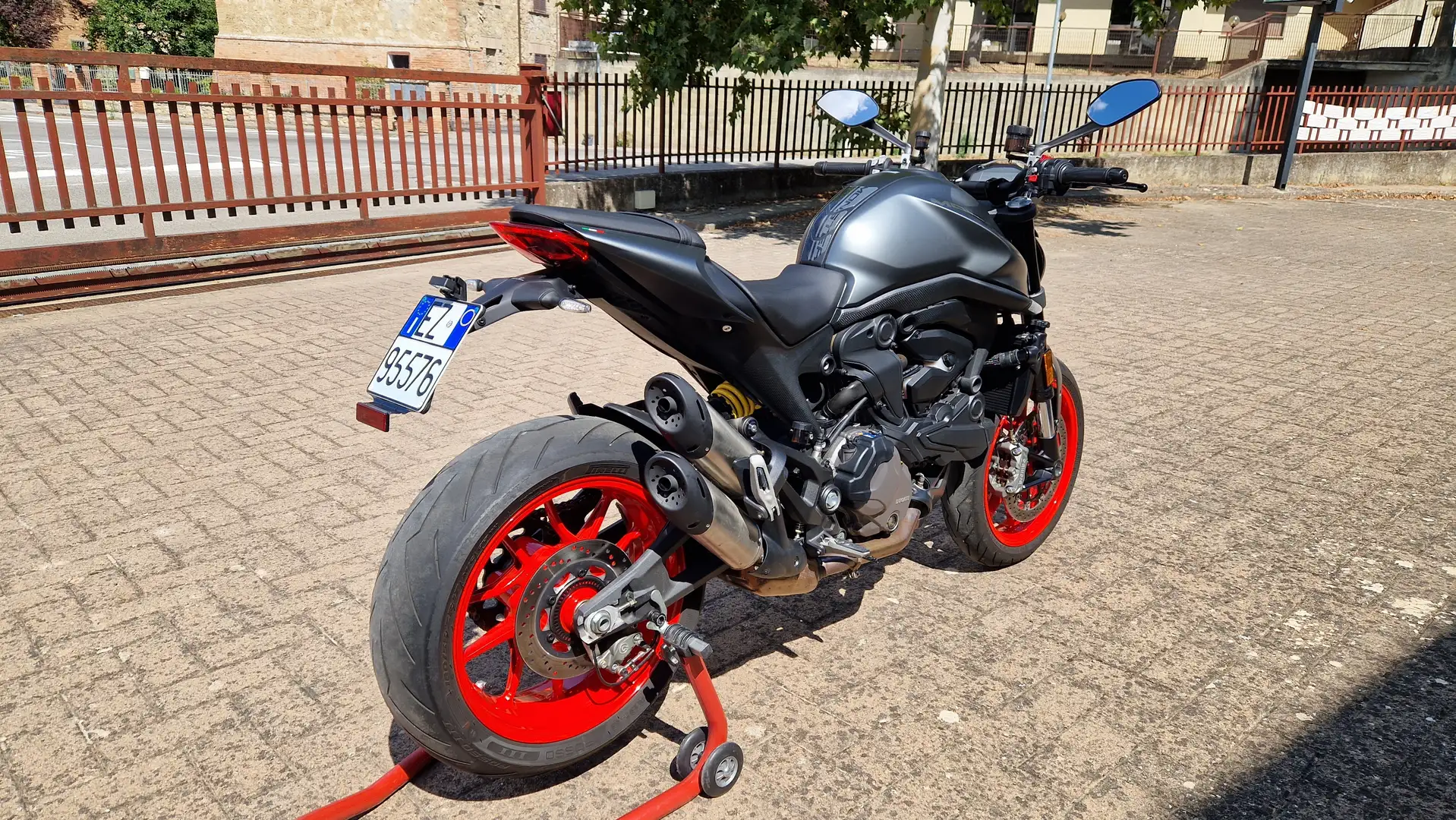 Ducati Monster 937 - 2