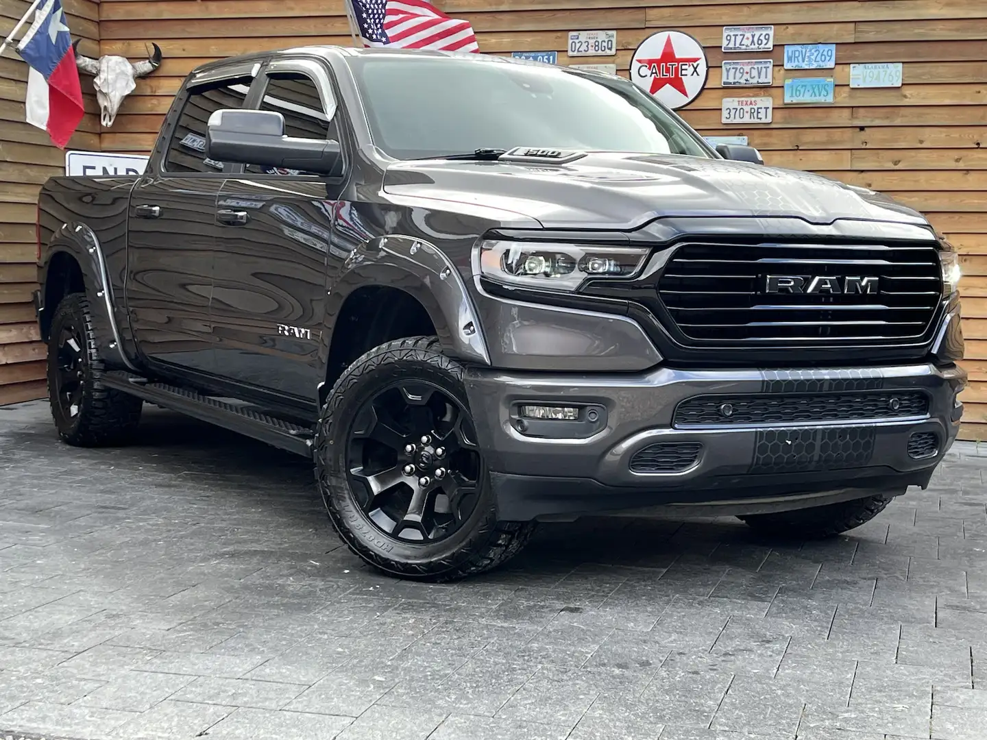 Dodge RAM 1500 5,7L OFFROAD 4x4 AHK Leder LPG Grau - 2