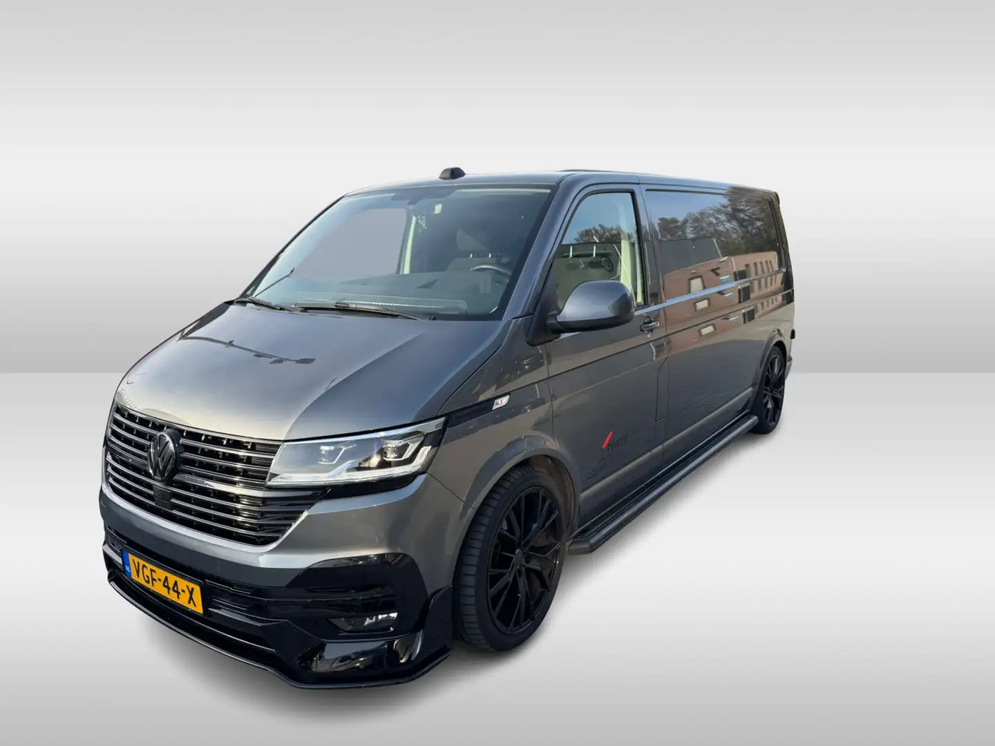 Volkswagen T6.1 Transporter 2.0 TDI 150pk Automaat L2 H1 Black Line Grijs - 1