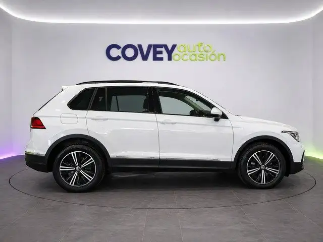 Volkswagen Tiguan view 4