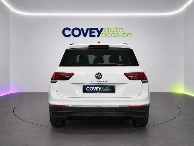 Volkswagen Tiguan view 3