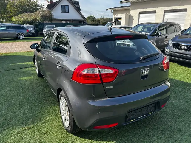 Kia Rio view 5