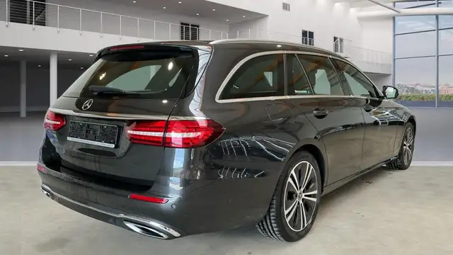 Mercedes-Benz E-Class view 4