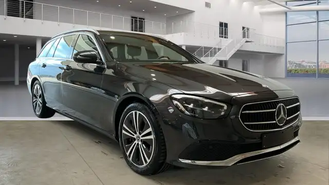 Mercedes-Benz E-Class view 3