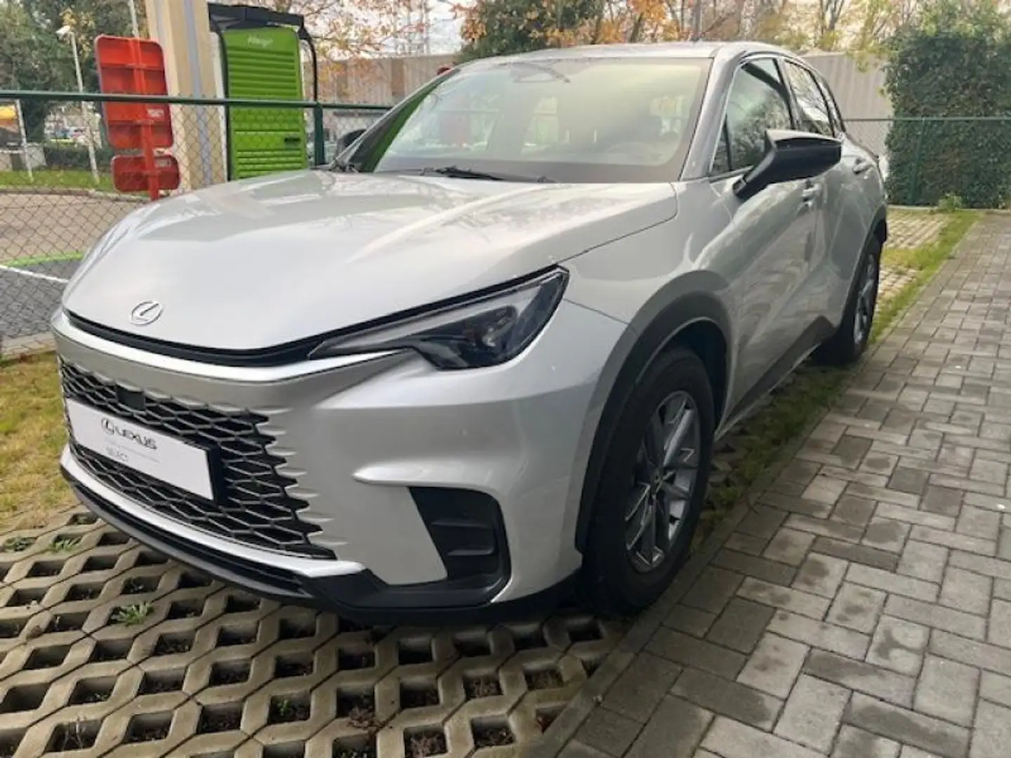 Lexus LBX Base Grau - 1