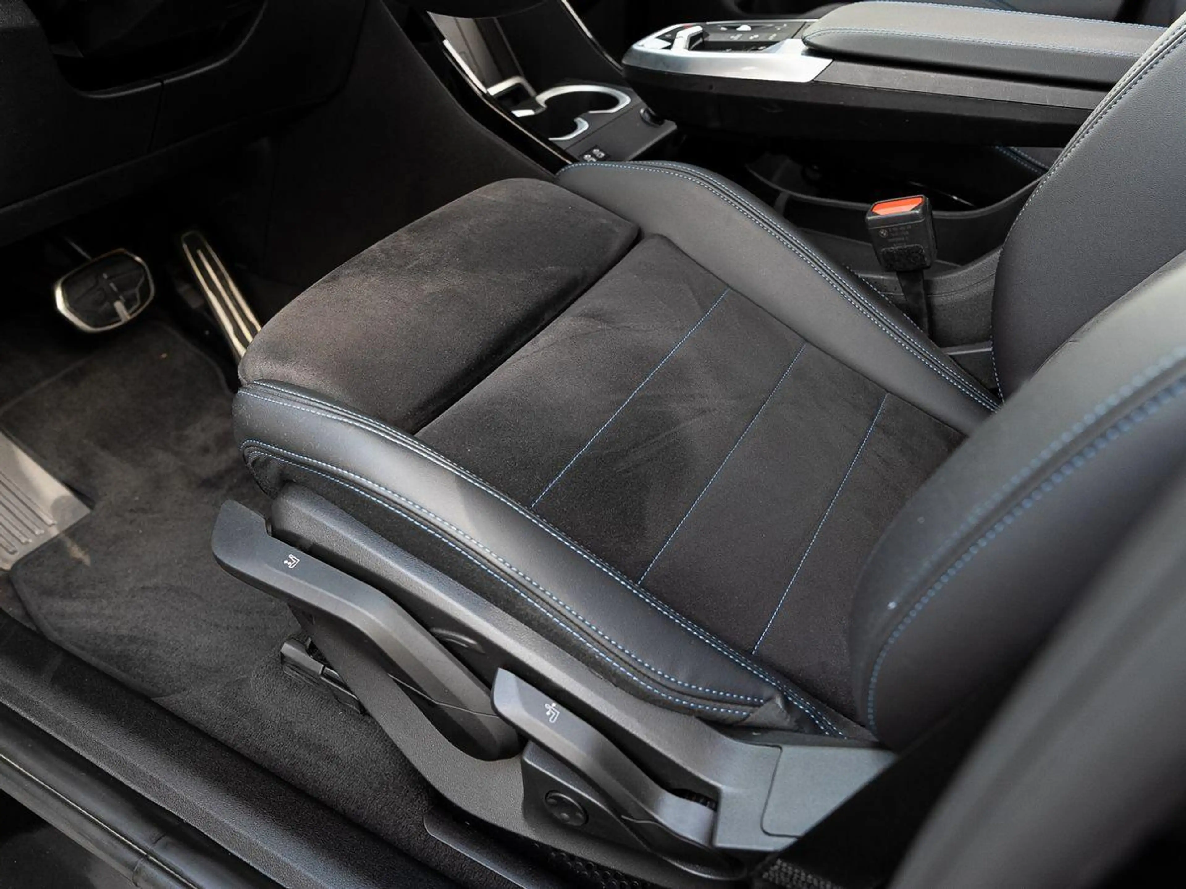 BMW X1 sDrive18d M-Sport PANO AHK aLED KoZg AktSitze — photo 13