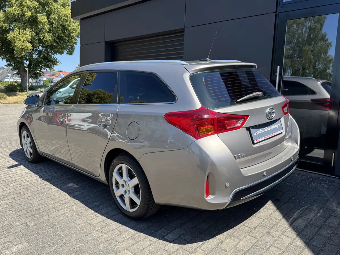 Toyota Auris Touring Sports 1.6 Executive Bronze - 2