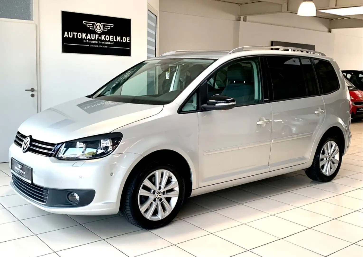 Volkswagen Touran 1,6 TDI Style BMT/ Navi/Klima/Alus Срібний - 2