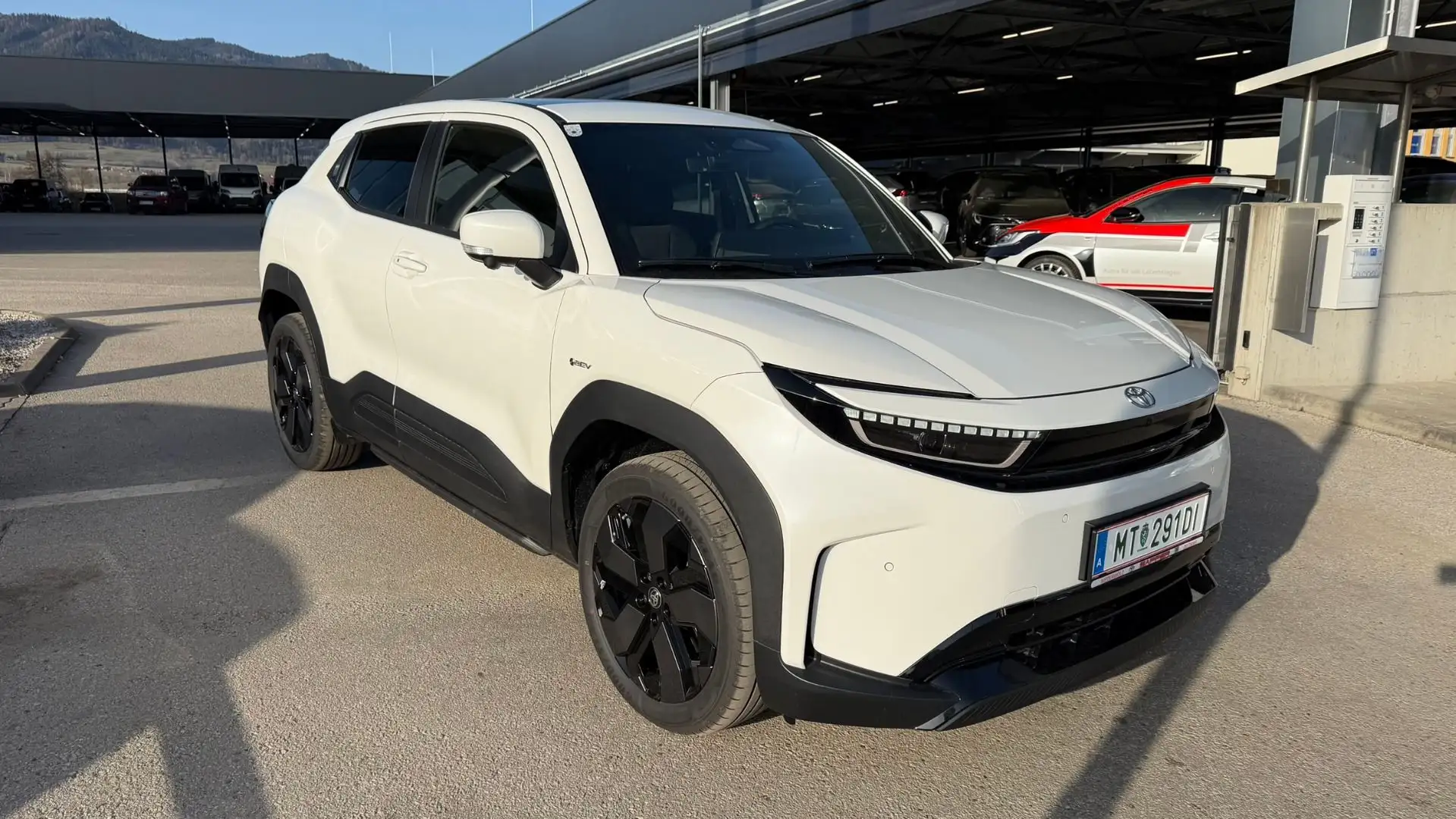 Toyota Urban Cruiser BEV 4x2 Lounge 128 kW Weiß - 2