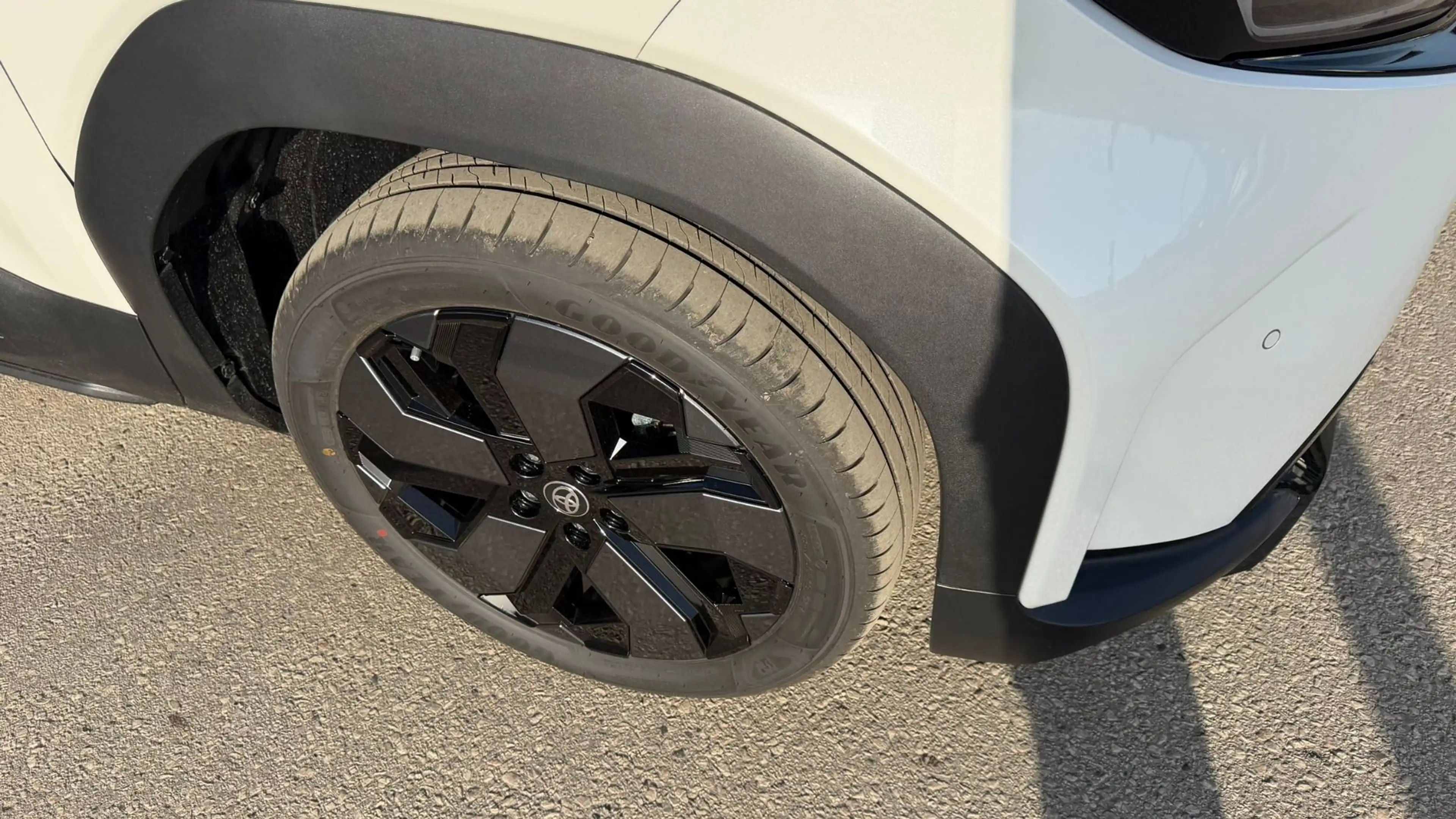 Toyota Urban Cruiser BEV 4x2 Lounge 128 kW — photo 3