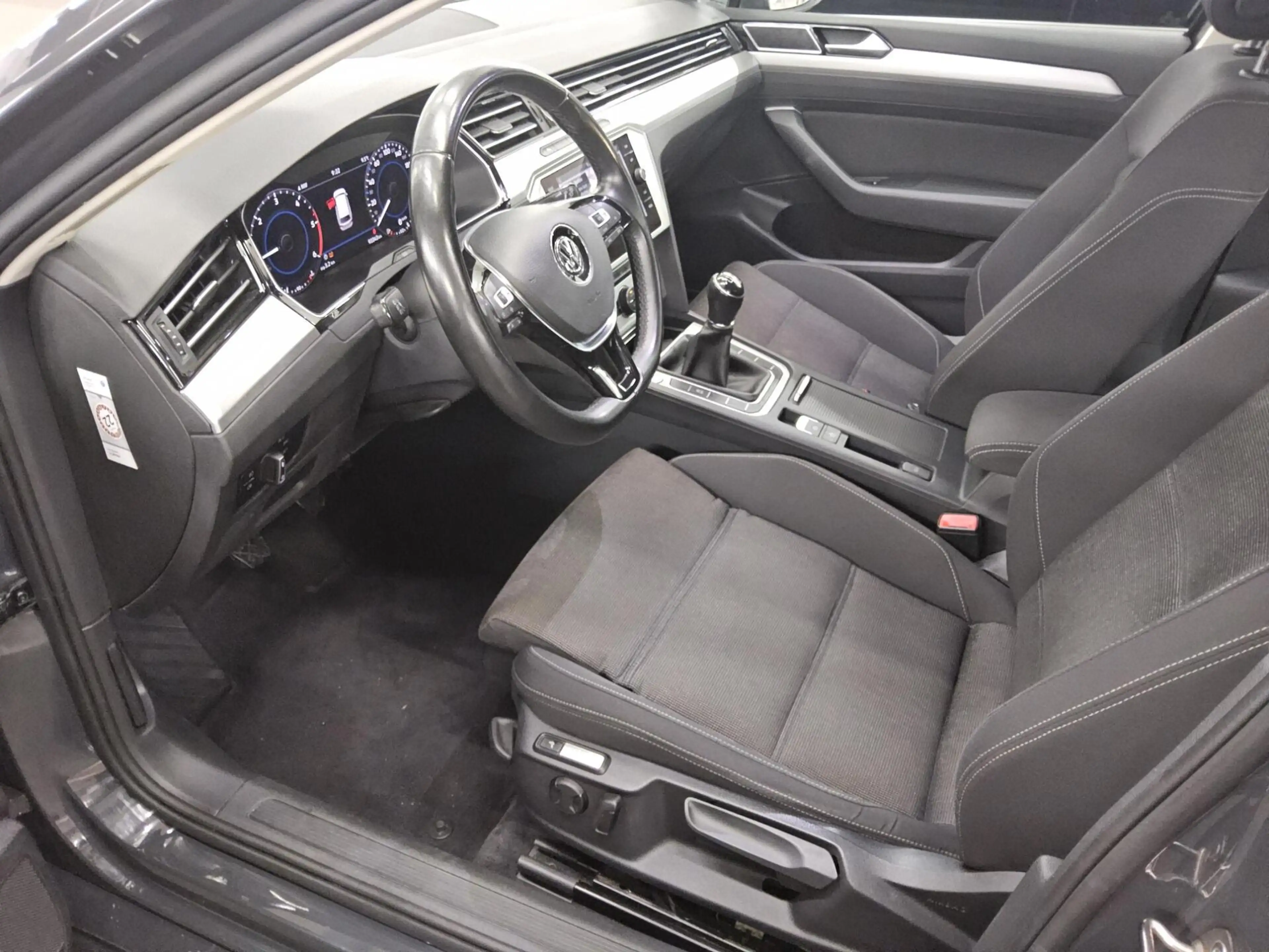 Volkswagen Passat Variant — photo 8