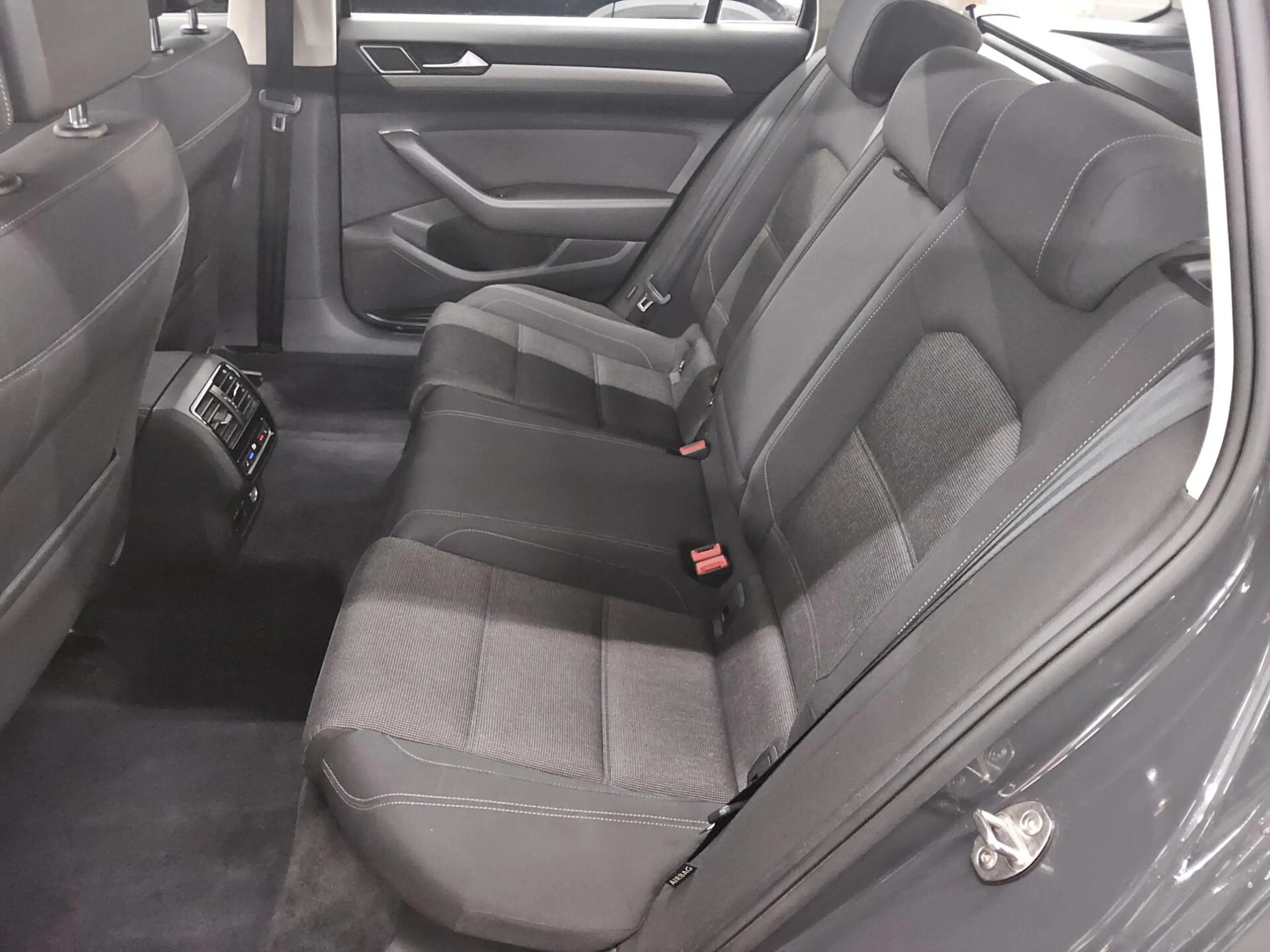 Volkswagen Passat Variant — photo 13