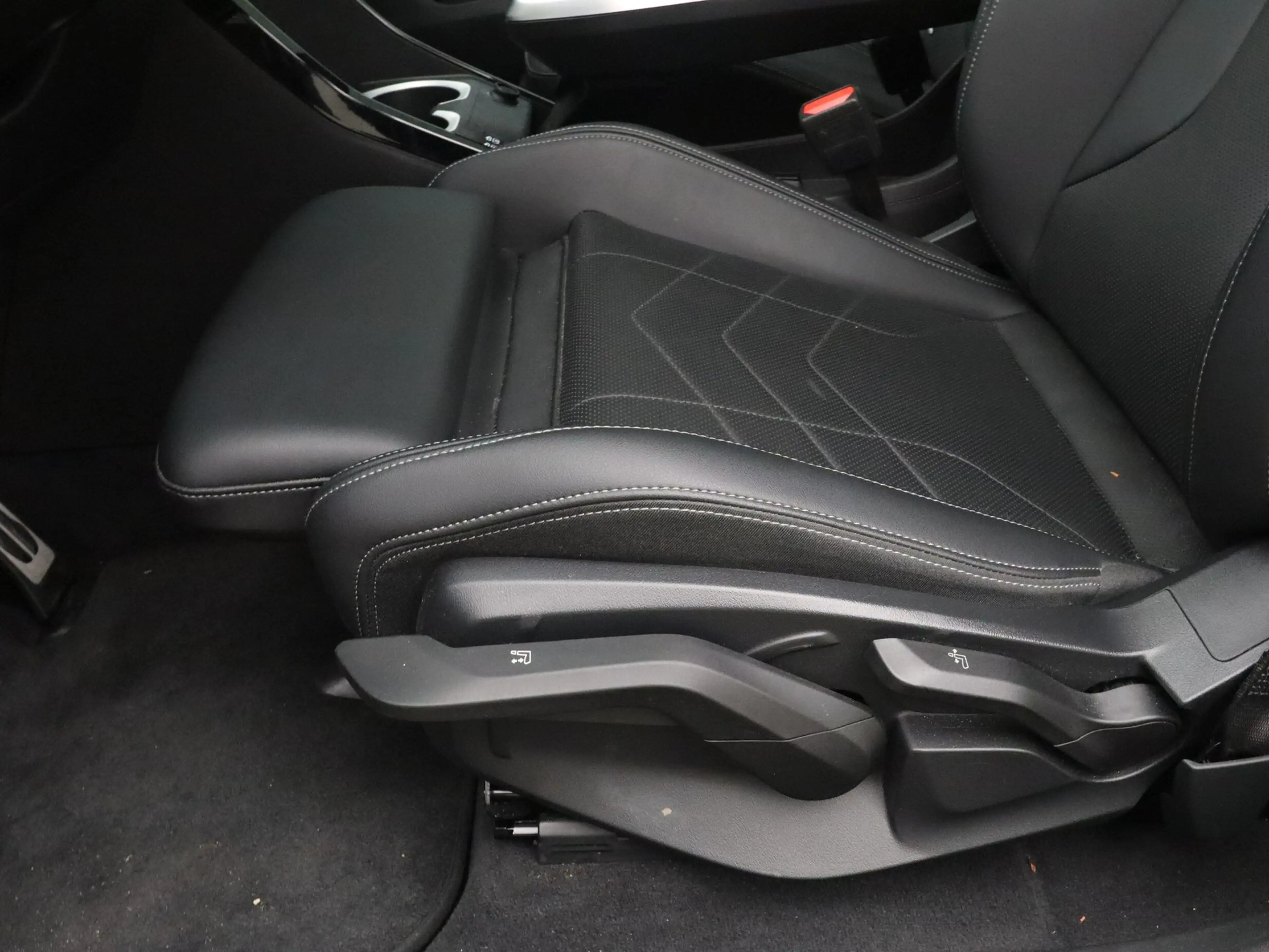 BMW iX1 eDrive20 67 kWh M Sport Edition — photo 15